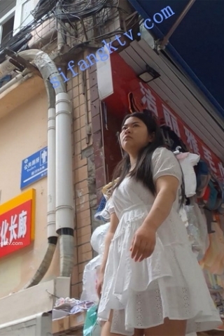 kc230（空城原创）白裙微胖少妇穿着天蓝色蕾丝透明N，肉臀诱惑