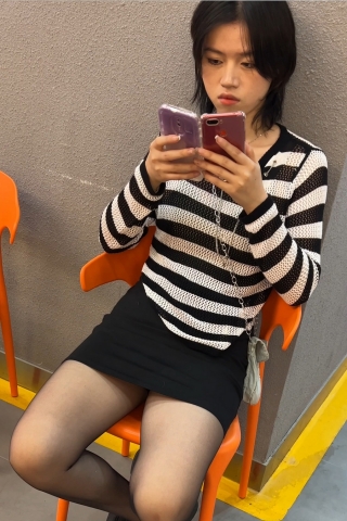 TK316【独家原创】年轻美女性感黑丝张腿给大家看