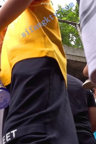 kc239（空城原创）美艳少妇带着孩子逛动物园，紧贴收下肉臀紫N