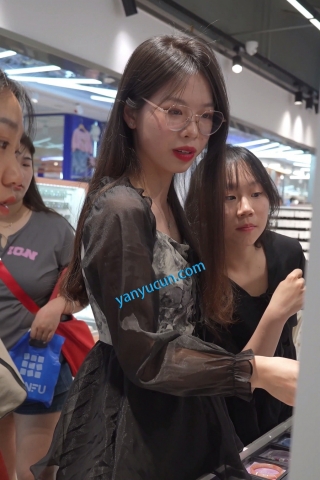 (BC-AA-650)蕾丝裙长腿小姐姐逛街..内裤勒出13缝弯腰露外面