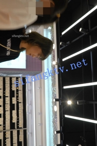 kc820（空城原创）和朋友逛商场的超短连衣裙小姐姐，微透米白N