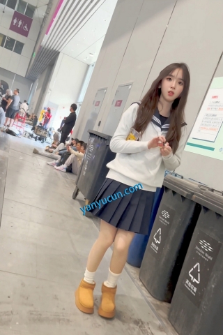 trump1396【KFC】JK制服学生妹和闺蜜逛街·肉色丝袜白色半透内内前后CD