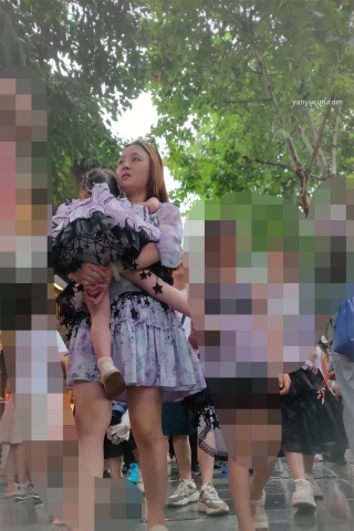 XM307紫色连衣裙少妇和家人出来旅游，粉色内内