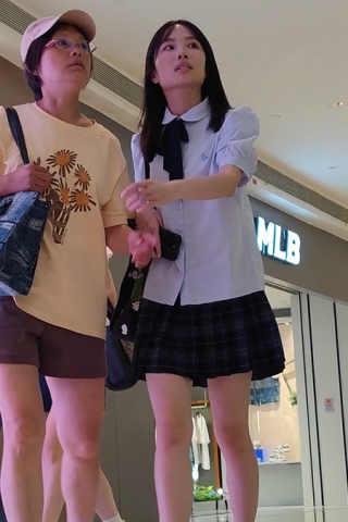 XM037JK清纯女大学生和妈妈出来逛街，黄色内内