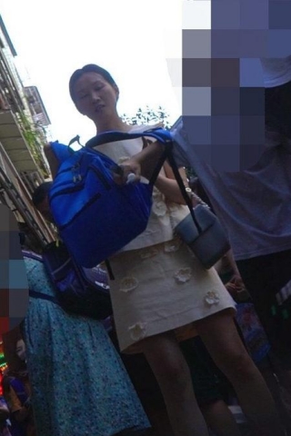 kc1511（空城原创）接孩子放学的短裙少妇，纯白N有湿痕两侧漏毛