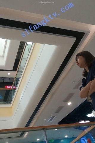 kc384（空城原创）带着孩子在商场玩的黑裙少妇，蕾丝边微透白N