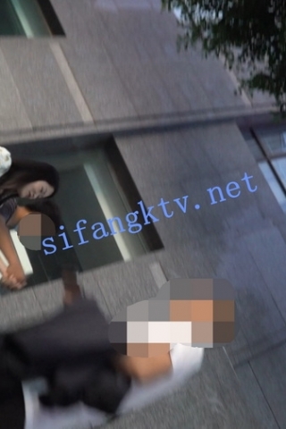 kc694（空城原创）傍晚陪着男友散步的连衣裙妹子，粉N包裹肉臀