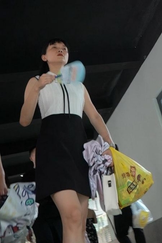 kc1509（空城原创）黑裙少妇带孩子逛公园，干净白N包裹肉臀