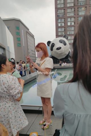 CS005【CSCD】短发少妇网红地打卡拍照，粉色内裤前后透明