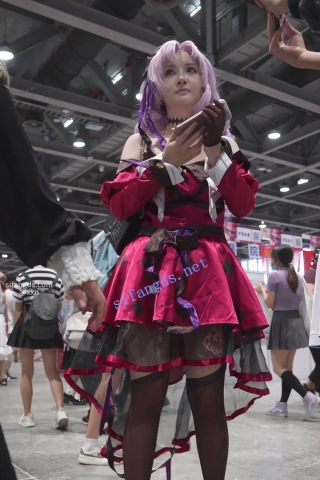 【xxn-242】紫发红裙cos美女..逛摊位被前后CD条纹粉窄内