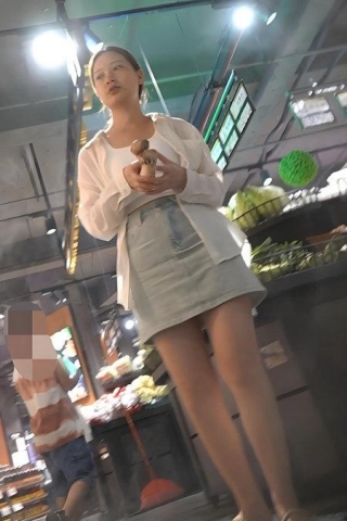 kc1491（空城原创）超短牛仔裙小少妇逛超市，干净天蓝N紧裹肉臀