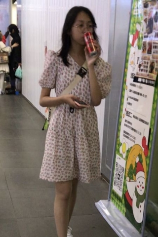 TK426-和闺蜜逛街的连衣裙眼镜大学妹子肉丝白内