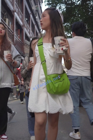 (BC-AA-397)吊带白裙小姐姐和同伴逛街..蕾丝边浅黄内贴脸拍