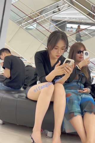 trump1320【KFC】极品骚货眼镜妹·高跟鞋不好好穿漏半个脚·黑色骚窄内