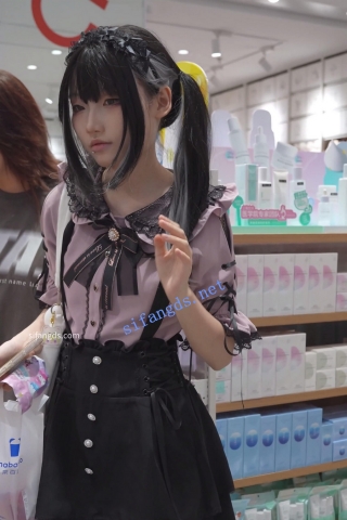 (BC-AA-437)双马尾背带裙美女逛街..黑色过膝袜黄内弯腰被抄底