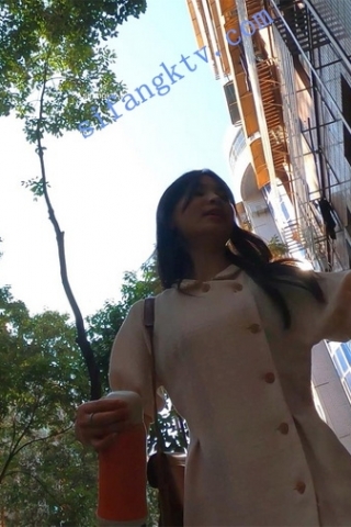 kc224（空城原创）接孩子回家的可爱白裙少妇，前C暗红色NN诱惑