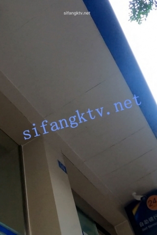 kc456（空城原创）和男友逛街的花连衣裙小姐姐，蓝条纹NN