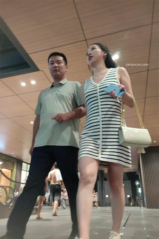 XM258白色条纹连衣裙美女和男朋友逛街，蓝色内内