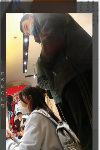 TK346-原创 投稿 抄底可爱的肉丝妹子玩的好专注