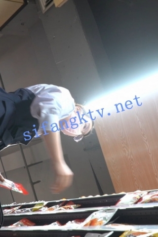 kc761（空城原创）逛超市的黑裙小姐姐，薄丝微透米白N包裹肉臀