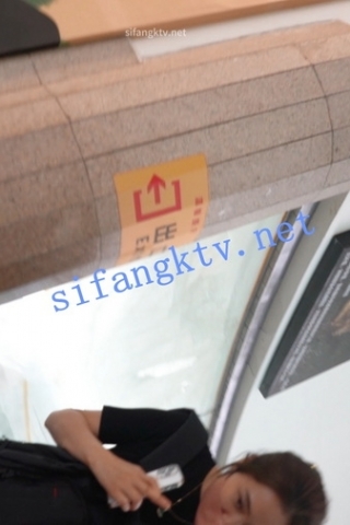 kc762（空城原创）陪家人逛公园的黑裙少妇，灰色丝质NN