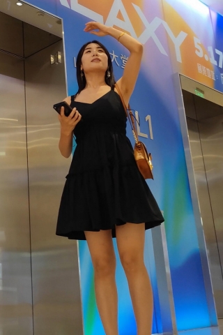 XM126黑裙靓女电梯口秀恩爱