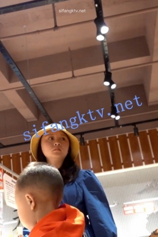 kc408（空城原创）带孩子逛超市的蓝长裙少妇，淡粉NN包裹肉臀