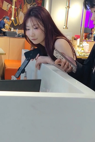 XM039粉色包臀裙小姐姐和男朋友出去吃饭，粉色宅内