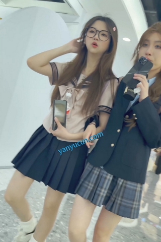 trump1417【KFC】JK学生妹和闺蜜逛街·肉色丝袜灰色内内全夹进屁股里