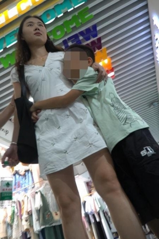 kc1493（空城原创）超短连衣裙小少妇逛街，干净米白N包裹肥臀