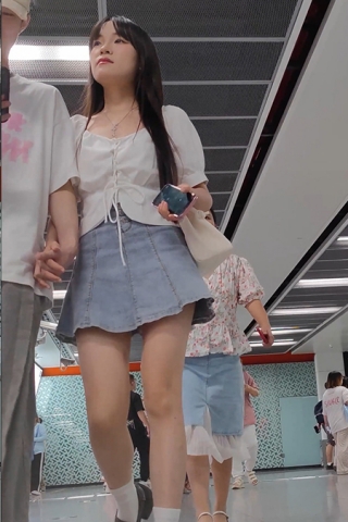 XM025蓝色牛仔短裙小姐姐和男朋友坐地铁，白色内内