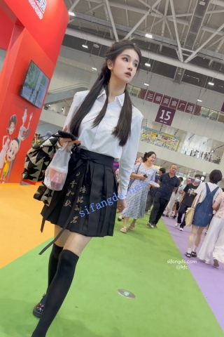 trump1202【KFC】双马尾制服学生妹和闺蜜逛街。过膝袜灰色内内可爱