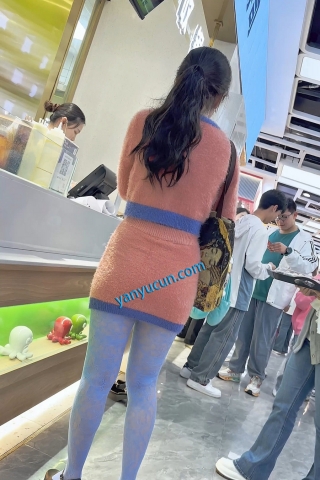 trump1374【KFC】妈妈带着反差骚女儿逛街·可爱脸却穿着蓝色网袜橙内