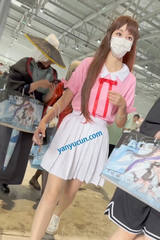 trump1422【KFC】短裙学生妹和闺蜜逛街·身材高挑·肉色丝袜灰色窄内