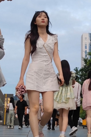 XM118清纯大学生和闺蜜逛街，白色连衣裙