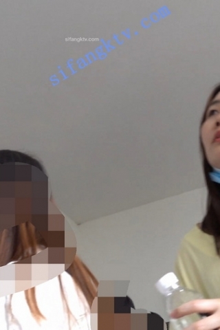 kc393（空城原创）和男友逛公园的黄裙微胖妹子，灰色小N肉臀