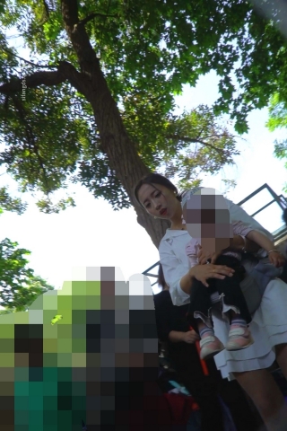 kc1438（空城原创）白裙美少妇带孩子玩，薄丝微透白N包裹肥臀