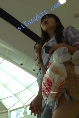 kc135（空城原创）逛商场的可爱妹子，灰格子N包裹翘臀