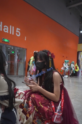 【xxn-233】红色国风lo裙美女逛街..超薄白丝配蓝白格子内裤