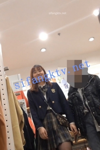 kc676（空城原创）和朋友逛商场的JK裙黑丝小姐姐，可爱NN