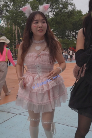 (BC-SSS-084)开闪拍蓬蓬裙白丝..透明内黑森林..灯光照亮屁股缝