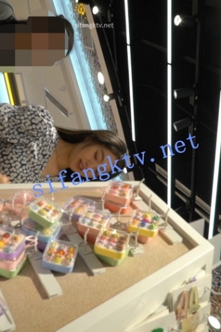 kc819（空城原创）连衣裙小姐姐逛商场，粉色蕾丝透明N包裹肉臀