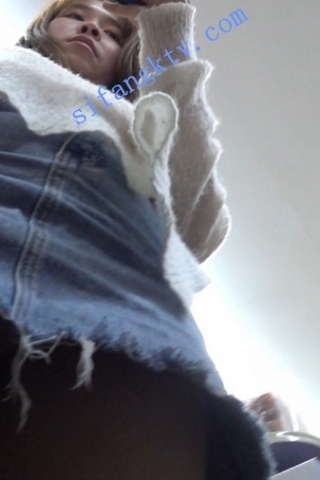 kc359（空城原创）丝袜CD两部，俩牛仔裙少妇，肉丝黑N和肉丝白N