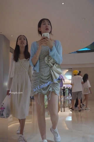 (BC-AA-435)花裙长腿小姐姐逛商场..无痕浅绿花内夹进屁股缝