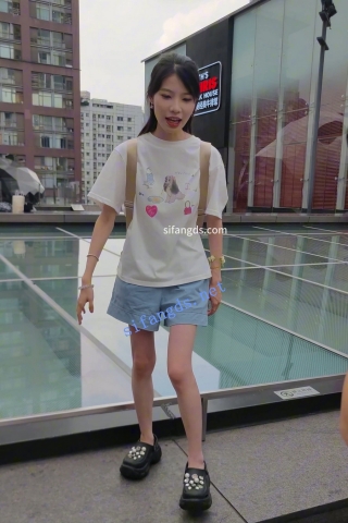 CS061【CSCD】蓝色宽松短裤小姐姐网红打卡地拍照，白色内内