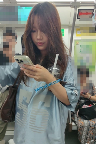 XM379白色连衣裙清纯小美女坐地铁专心玩手机，前后抄底蓝色内内