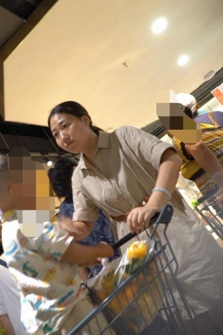 kc1521（空城原创）带孩子逛超市的连衣裙少妇，干净淡灰N裹肥臀