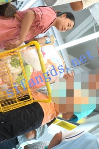 kc1266（空城原创）在游戏厅玩的粉裙白嫩小少妇，黑色NN紧裹肥臀