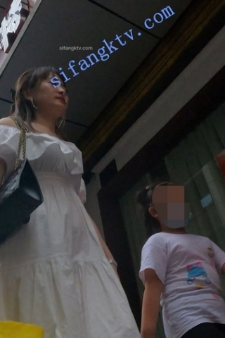 kc354（空城原创）接孩子放学的白长裙少妇，肉臀天蓝色NN