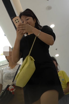 kc815微胖黑短裙小姐姐，性感透明粉N包裹肉臀